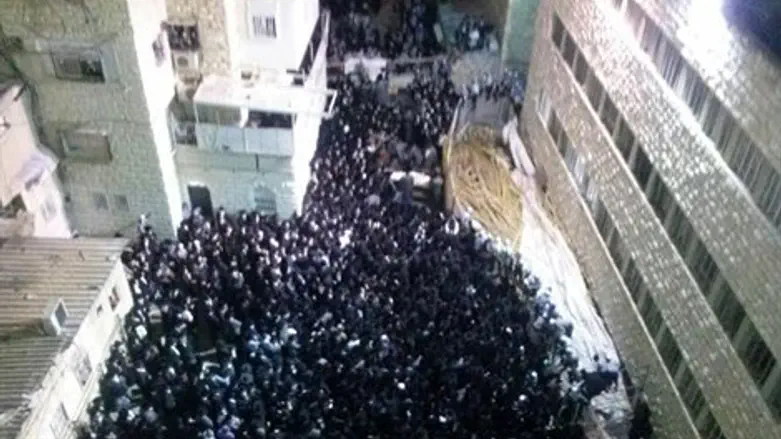 ההלוויה, הערב