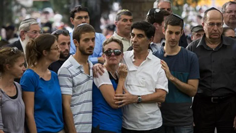 הדר (משמאל) עם משפחת גולדין בהלוויה