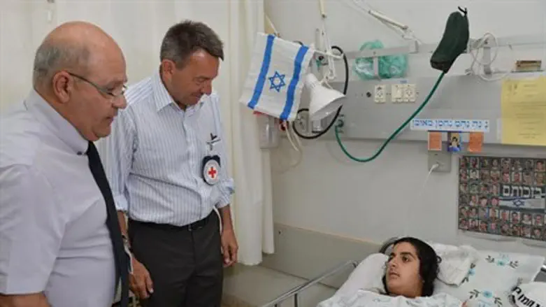 נשיא הצלב האדום בביקור הפצועים