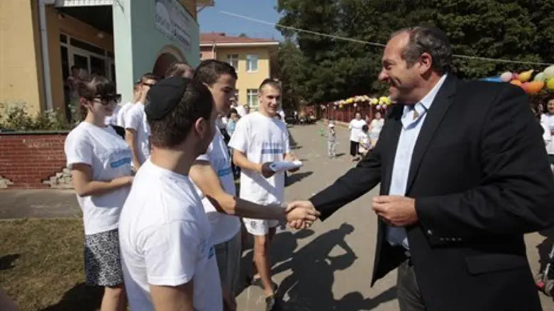 הרב אקשטיין במחנה הפליטים