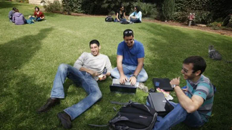 רוצים להצביע בקמפוס. סטודנטים