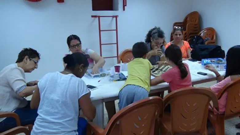 Израильтяне в бомбоубежище. Иллюстрация