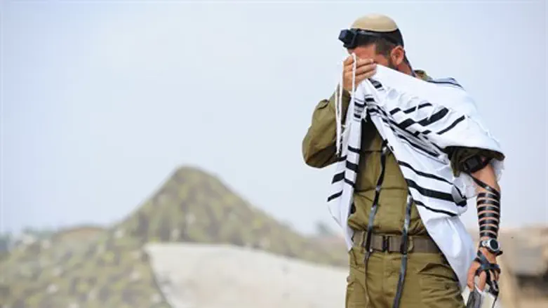 הציבור הדת"ל כמעט שאינו זוכה לתיעוד חוץ מרצף תמונות מתחלפות של ילדים שמתנסים בחוויה צבאית