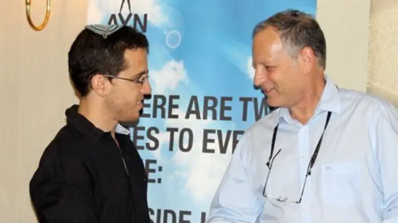 עקיבא לם (משמאל) מקבל את הפרס מידיו של בועז א