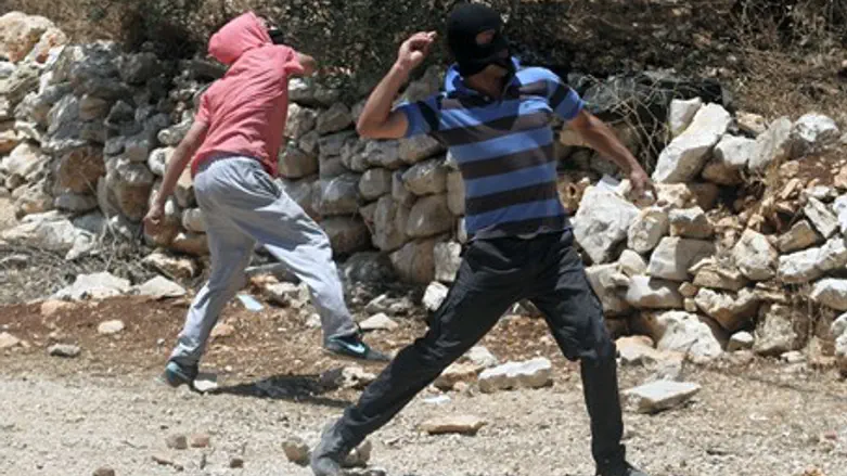 "Каменная атака". Иллюстрация