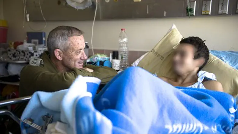 גנץ מבקר פצועים ב"שיבא"