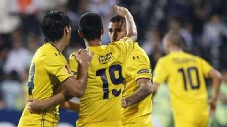 שחקני מכבי חוגגים