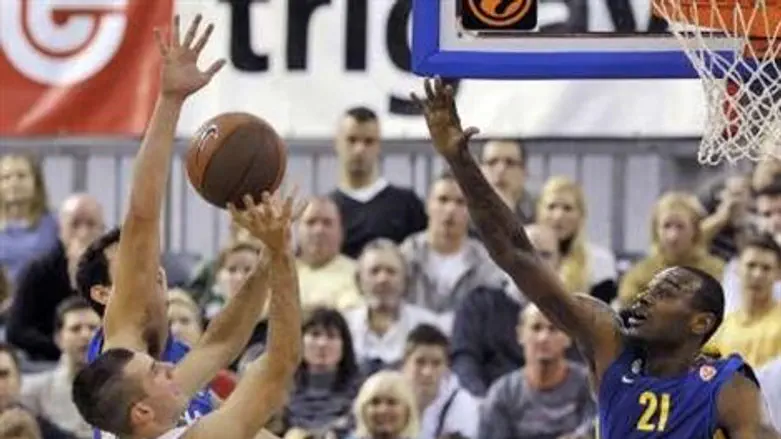 פישר במדי מכבי ת"א. השתפר