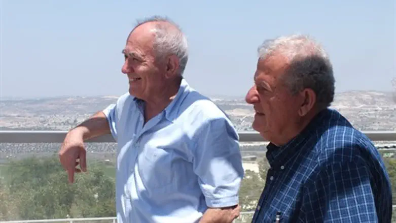 בלי חרמות. צבי אורן (משמאל)