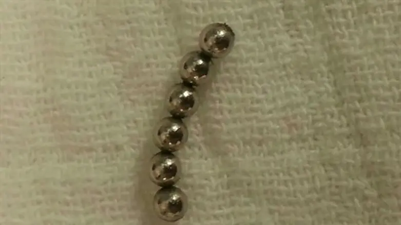 שרשרת החרוזים שהוצאה מהמעים