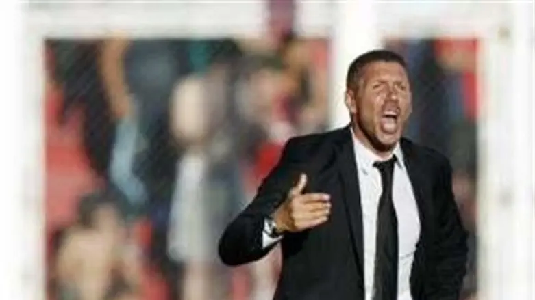 סימאונה. לא מרים ידיים