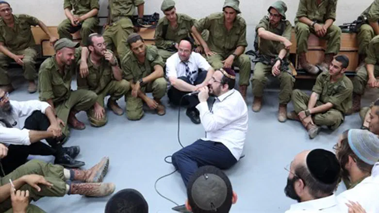 ליפא מצדיע לחיילים