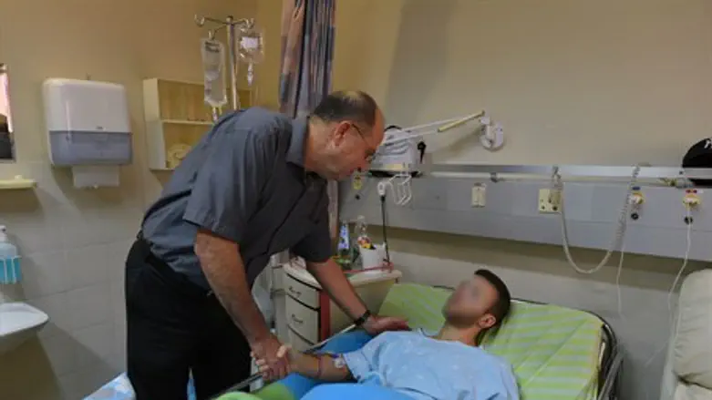 Моше (Буги) Яалон в больнице "Сорока"