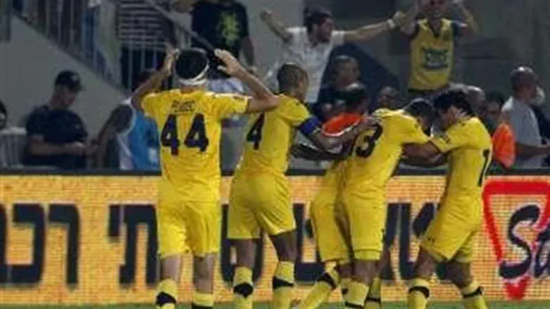 שחקני מכבי חוגגים