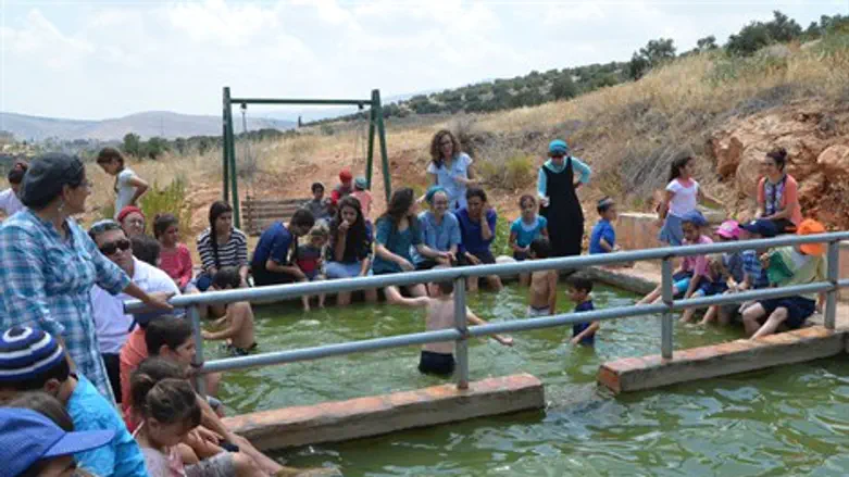 תושבים מהדרום מתארחים במעין עיר כפיר סמוך לאל