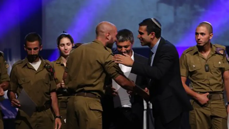 מצדיעים ללוחמים