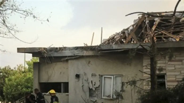 Попадание ракеты в крышу дома в Ашкелоне