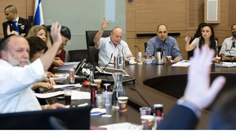 Finance committee in budget vote (file)