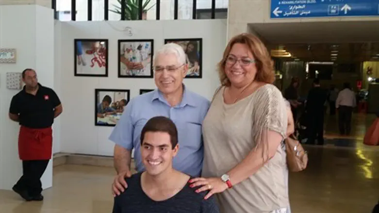 החייל ביציאה מבית החולים