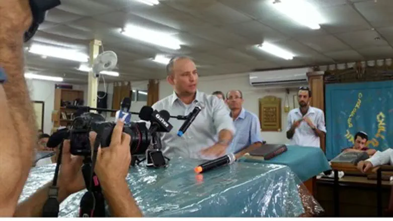 בנט בישיבת מקור חיים