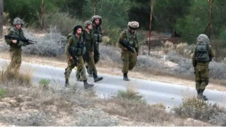 חיילים בסיור בנתיב העשרה. ארכיון