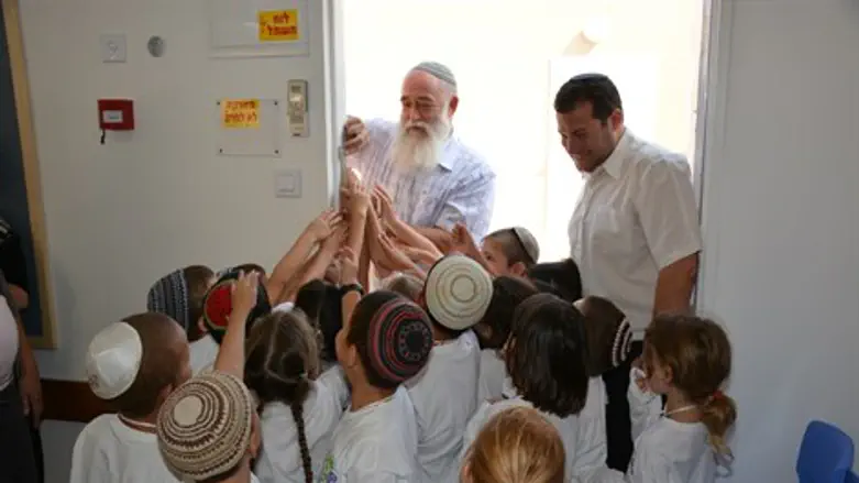 קביעת מזוזה בביה"ס בלשם