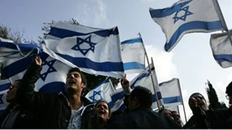 סטודנטים מפגינים עם דגלי ישראל