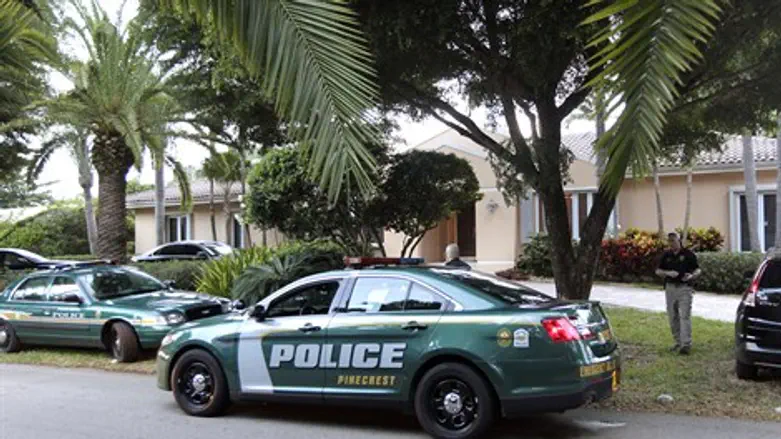 ניידות משטרה סמוך לביתו של סטיבן סוטלוף