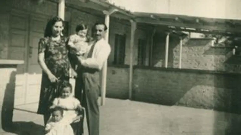 משפחת חקק בביתם שבבגדד