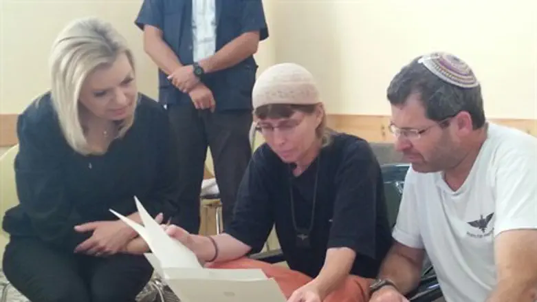 שרה נתניהו בבית משפחת שחר שלו הי"ד