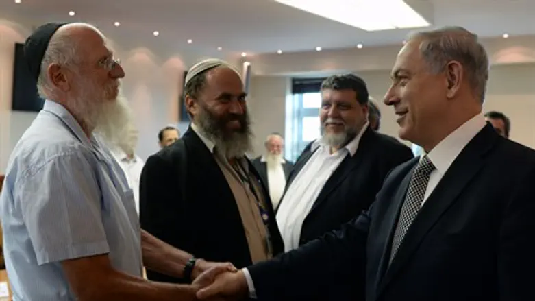 הרב מדן לוחץ את ידי ראש הממשלה