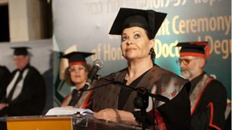 אלמגור בעת קבלת התואר באוניברסיטה