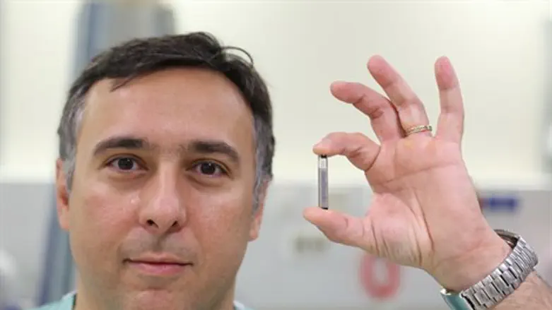 ד"ר רוסו מציג את ההתקן החדש