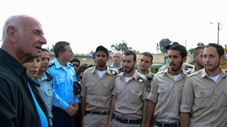 Ya'akov Peri meets hareidi soldiers