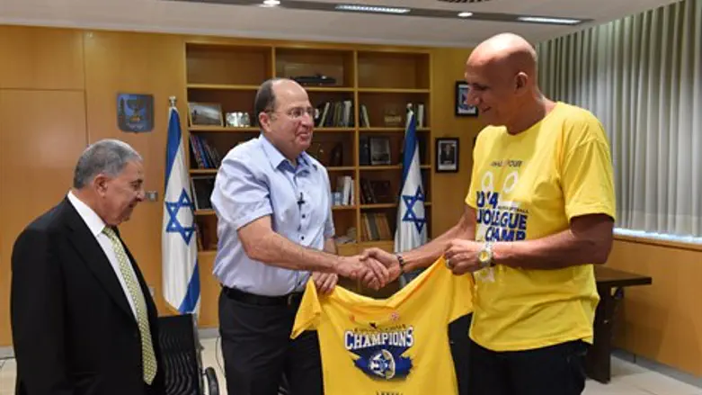 יעלון מקבל את החולצה