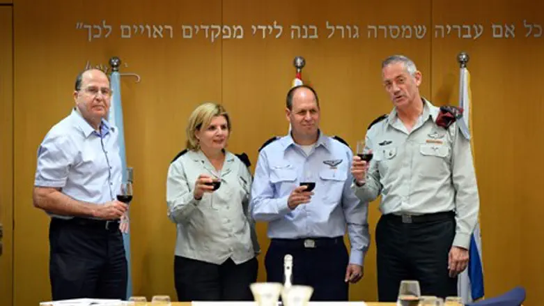 הועלה בדרגה. טופולנסקי, ברביבאי, גנץ ויעלון