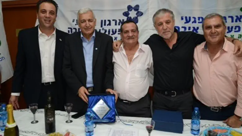 השר כהן עם אנשי הארגון