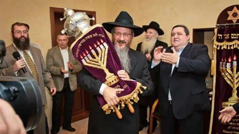 מכניסים ספר תורה ברוסיה
