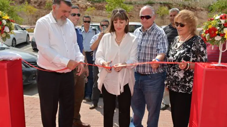 Лимор Ливнат открывает центр Шаарей Тиква