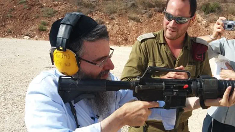 Авраам Фрид прицелился