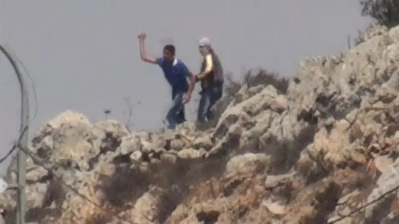 יידוי אבנים