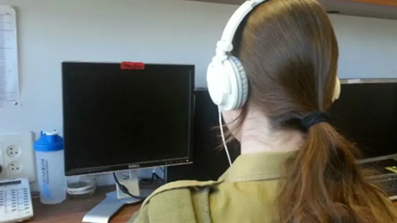 חיילת חיילים צה"ל אוזניות מחשבים