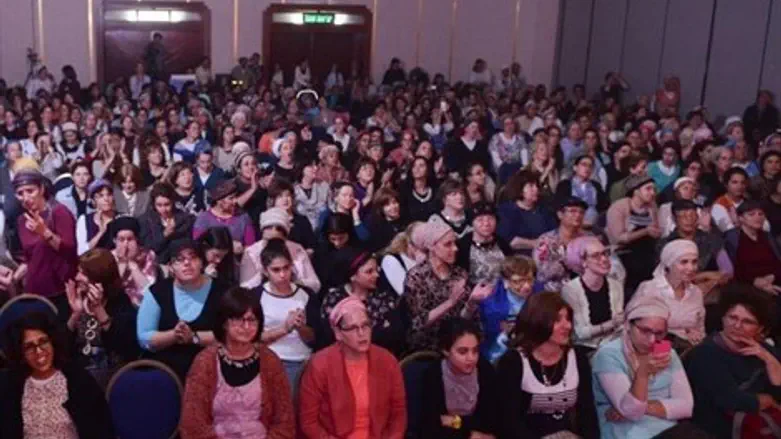 אלפי נשים בערב מרגש