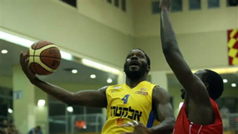 פארגו עולה לסל