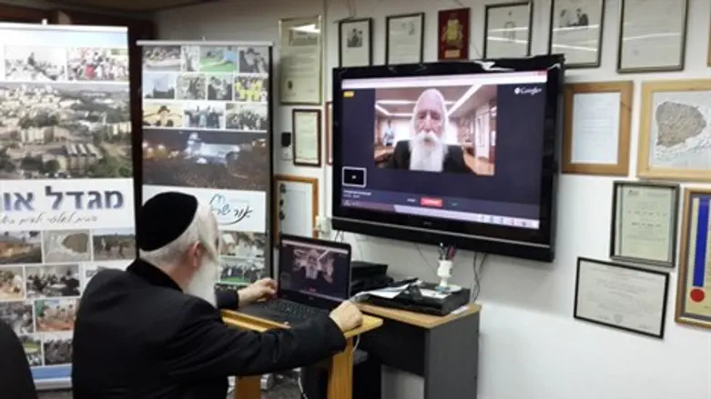 שיעור לאלפי תלמידים