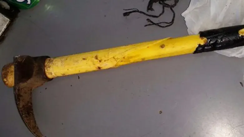 הגרזן שהוסתר מתחת לבגדים