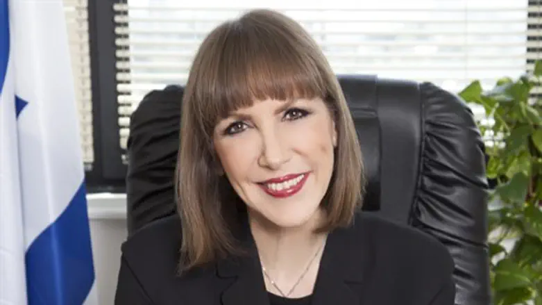 לבנת. מזמינה את כולם