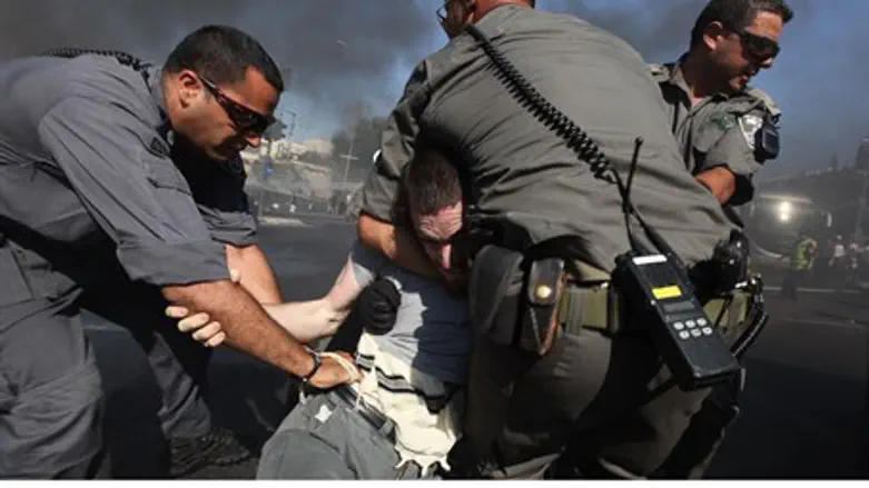 Police arresting a Jew (illustration)