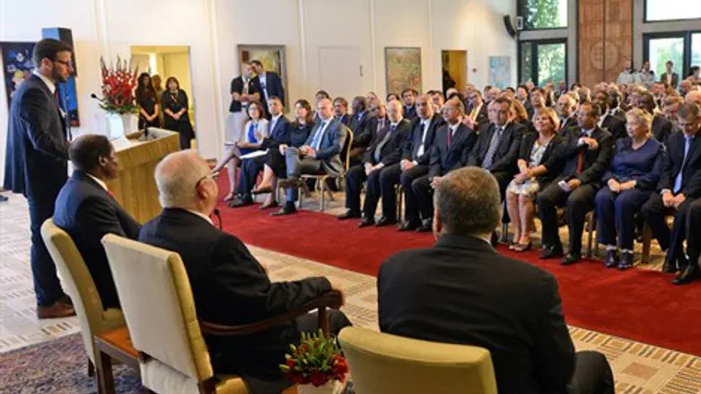 הנשיא עם חברי הסגל הדיפלומטי