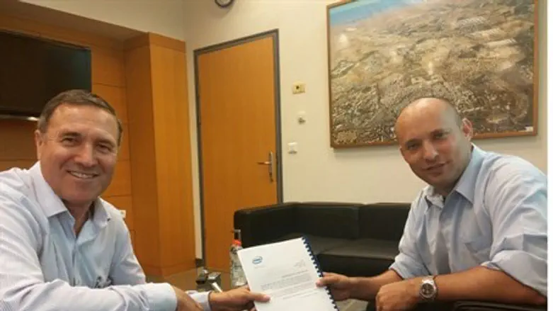 Economics Minister Naftali Bennett with the I